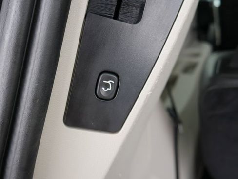 Used 2015 Chrysler Town & Country Touring image 10