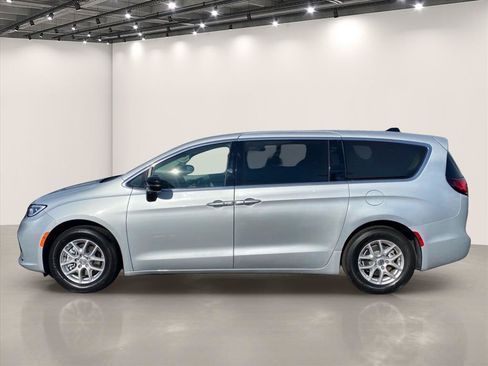 Used 2024 Chrysler Pacifica Touring-L FWD image 4