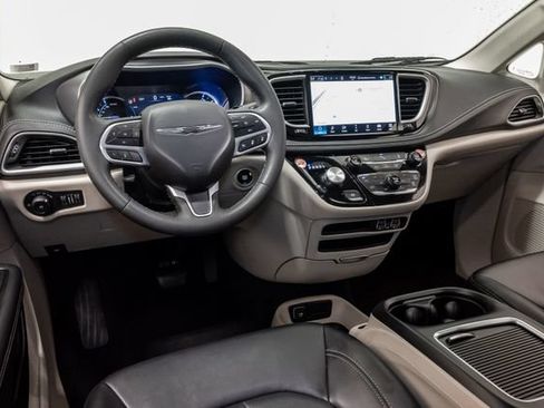 Used 2024 Chrysler Pacifica Limited FWD image 7