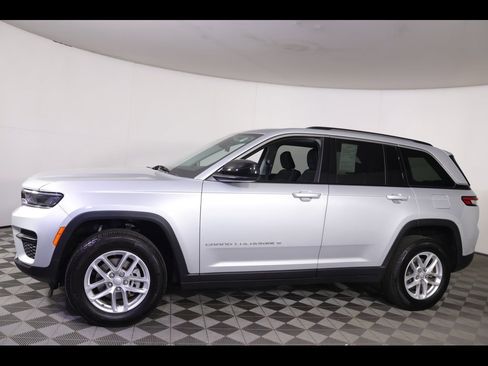 Used 2023 Jeep Grand Cherokee Laredo w/ Luxury Tech Group I image 12