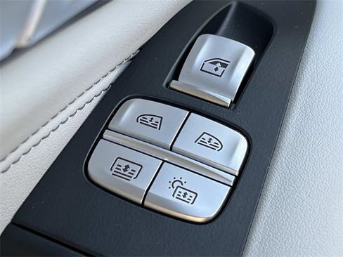 Used 2024 BMW X7 xDrive40i w/ Executive Package image 21