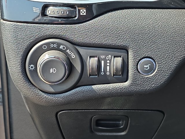 Used 2020 Jeep Cherokee Latitude Plus AWD/4WD image 19