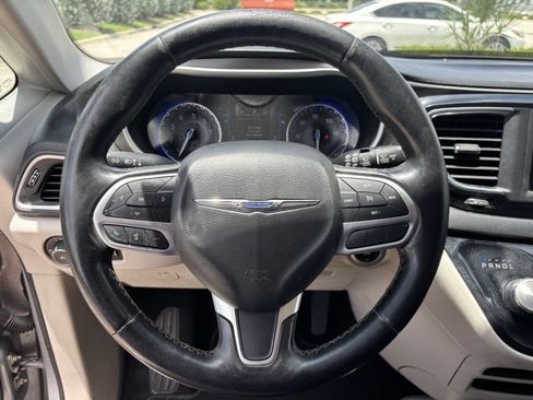 Used 2020 Chrysler Pacifica Touring-L FWD image 26