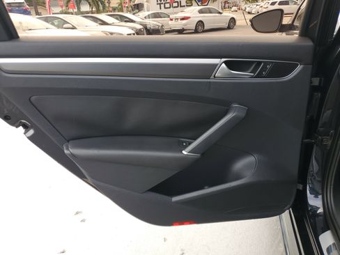 Used 2017 Volkswagen Passat 1.8T R-Line image 29