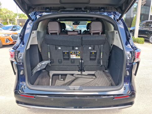 Used 2024 Toyota Sienna Platinum FWD image 5