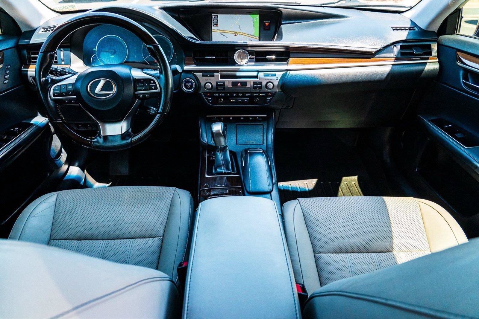 Used 2017 Lexus ES 300h w/ Luxury Package FWD image 30