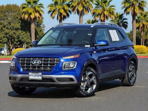 Certified 2022 Hyundai Venue Limited w/ Cargo Package image 2