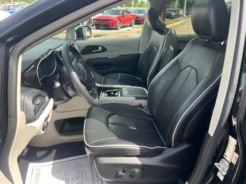 Certified 2023 Chrysler Pacifica Limited FWD image 29