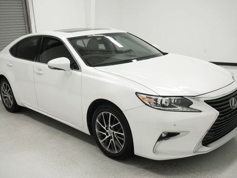 Used 2018 Lexus ES 350 w/ Luxury Package w/Wood Trim FWD image 3