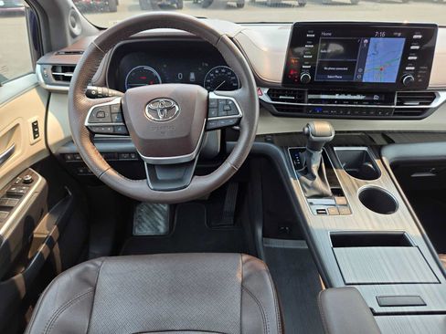 Used 2023 Toyota Sienna Platinum AWD/4WD image 21