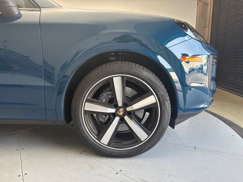 Certified 2025 Porsche Cayenne AWD/4WD image 27