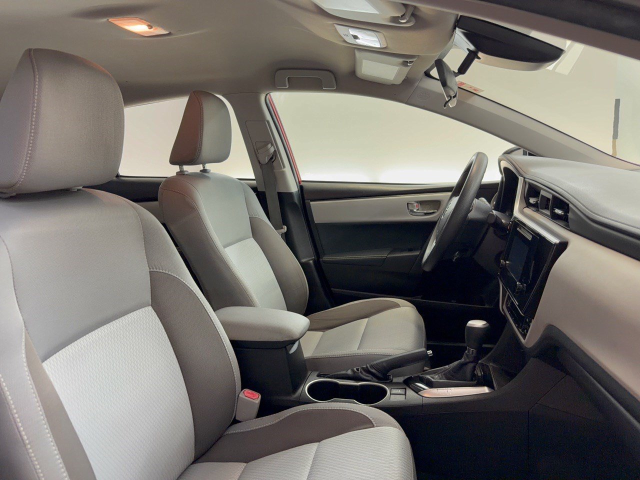 Used 2018 Toyota Corolla LE w/ Carpet Mat Package (TMS) FWD image 30