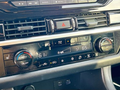 Used 2024 Nissan Pathfinder SV image 15