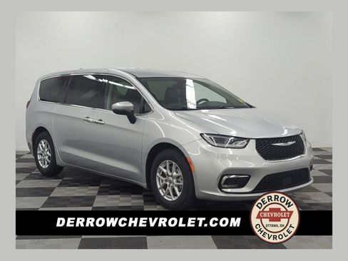 Used 2023 Chrysler Pacifica Touring-L FWD image 1