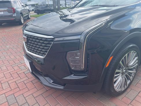 Used 2024 Cadillac XT4 Premium Luxury AWD/4WD image 2