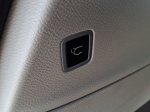 Used 2024 Chrysler Pacifica Touring-L image 24