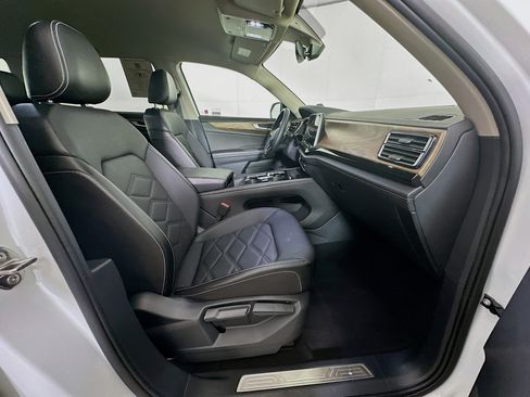 Used 2025 Volkswagen Atlas SE image 33