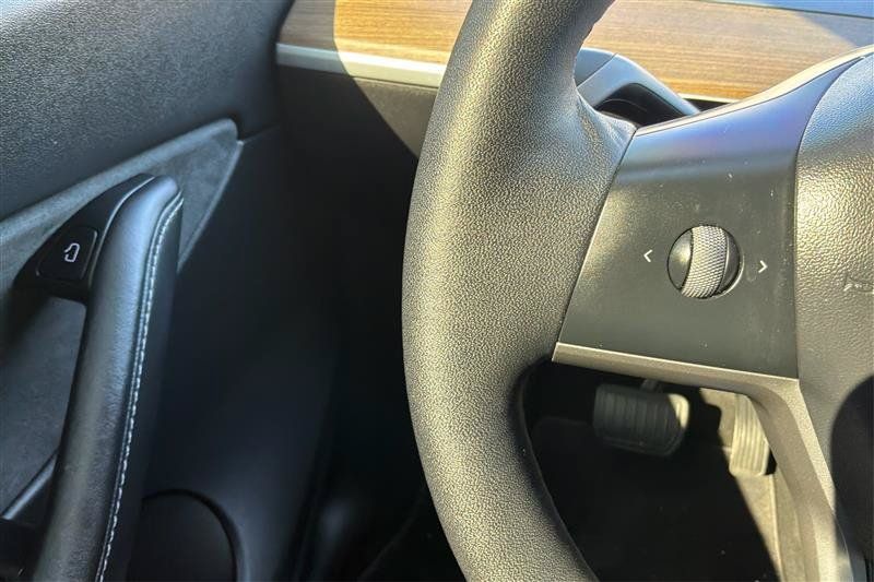 Used 2022 Tesla Model Y Long Range AWD/4WD image 34