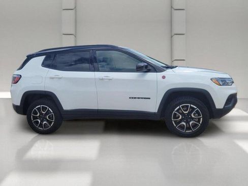 Used 2025 Jeep Compass Trailhawk AWD/4WD image 4
