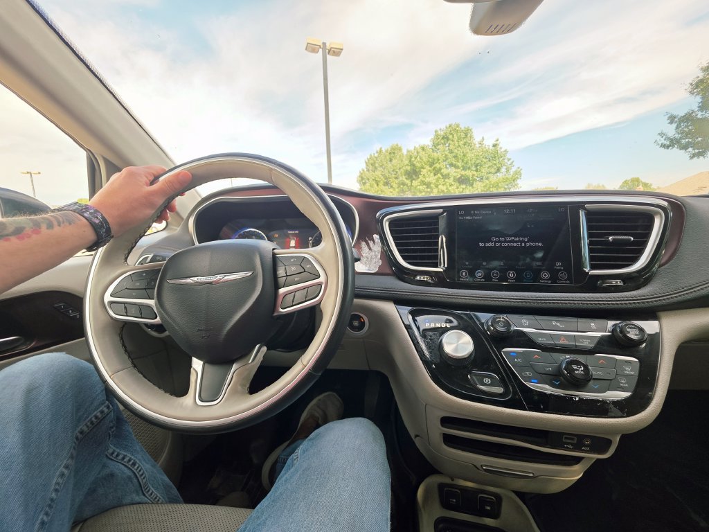 Used 2020 Chrysler Pacifica Limited FWD image 36