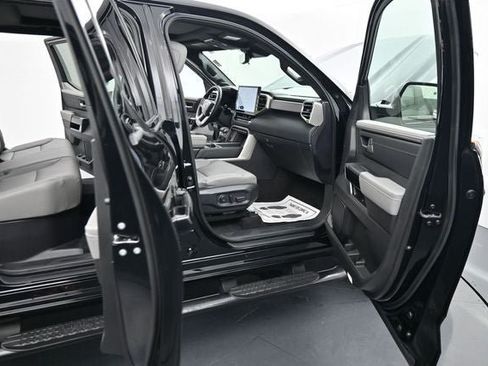 Used 2025 Toyota Tundra Limited AWD/4WD image 14