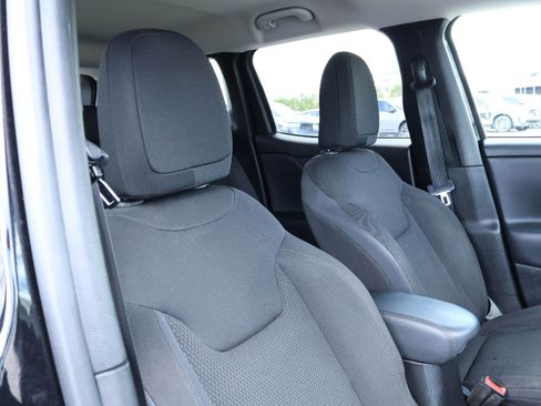 Used 2018 Jeep Renegade Altitude AWD/4WD image 14