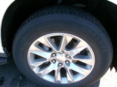 Used 2023 Chevrolet Suburban Premier image 4