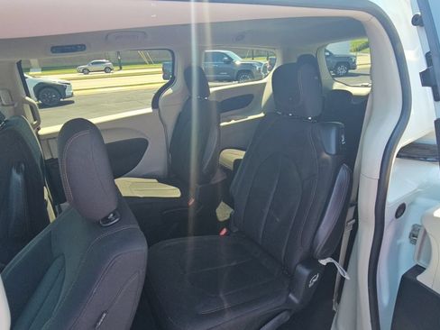 Used 2017 Chrysler Pacifica LX FWD image 26