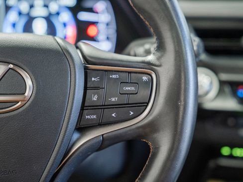 Used 2019 Lexus UX 200 w/ Premium Package FWD image 28