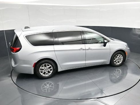 Used 2024 Chrysler Pacifica Touring-L FWD image 40