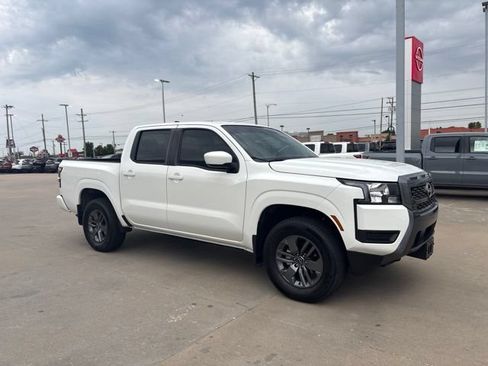 Used 2025 Nissan Frontier SV AWD/4WD image 2
