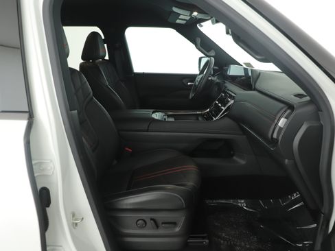 Used 2025 Nissan Armada PRO-4X image 4