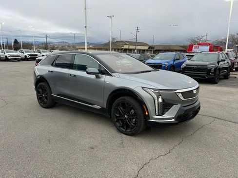 Used 2025 Cadillac Optiq Luxury 2 w/ LPO, ONYX Package image 5