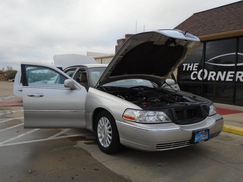 Used 2004 Lincoln Town Car Signature image 19