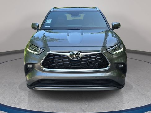 New 2026 Toyota Highlander Platinum AWD/4WD image 2