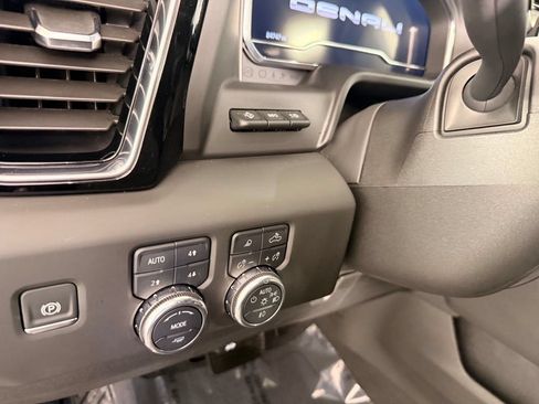 Used 2025 GMC Sierra 3500 Denali w/ Technology Package AWD/4WD image 34