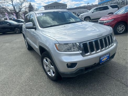 Used 2011 Jeep Grand Cherokee Laredo image 2