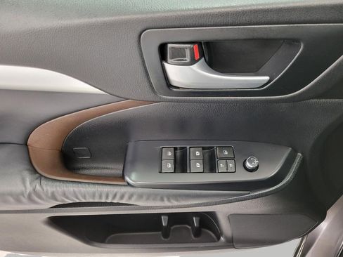 Used 2014 Toyota Highlander XLE image 26