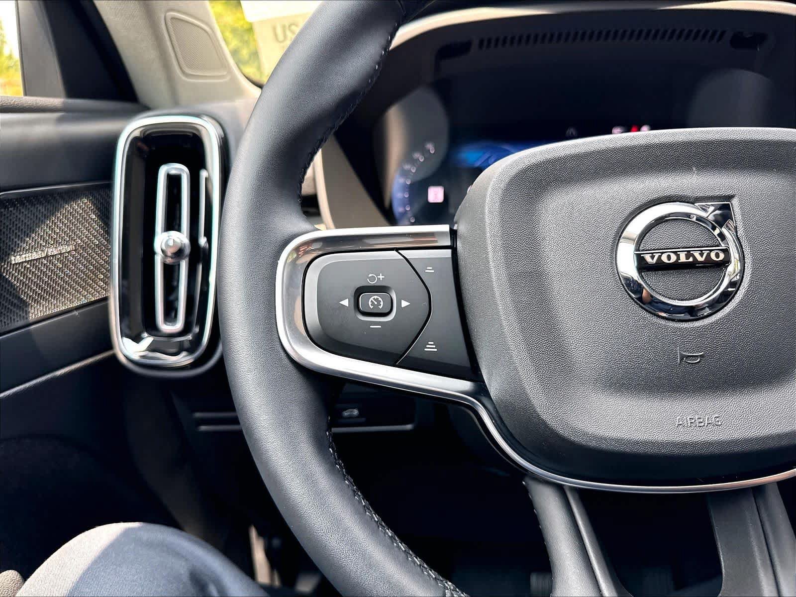 Used 2025 Volvo XC40 B5 Ultra AWD/4WD image 22