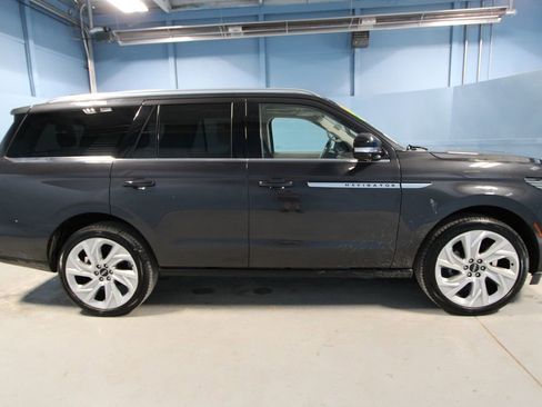 Used 2025 Lincoln Navigator Reserve image 36