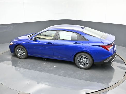 New 2024 Hyundai Elantra Blue image 19