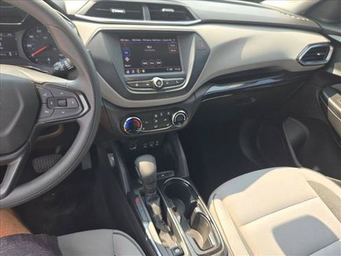 Used 2023 Chevrolet TrailBlazer LT w/ Confidence II Package FWD image 12
