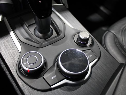 Used 2018 Alfa Romeo Stelvio Base image 31