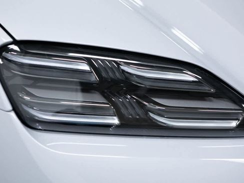 Certified 2025 Porsche Macan 4S Electric image 32