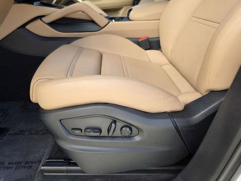 Used 2025 Porsche Cayenne S image 33