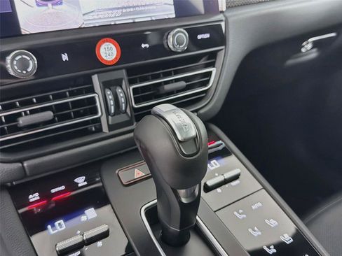 Certified 2026 Porsche Macan S AWD/4WD image 33