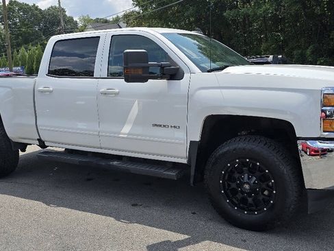 Used 2018 Chevrolet Silverado 2500 LT AWD/4WD image 3