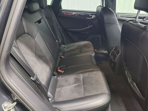Used 2018 Porsche Macan w/ Premium Package image 38