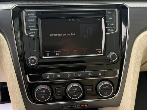 Used 2018 Volkswagen Passat 2.0T R-Line w/ R-Line Lighting Package FWD image 16