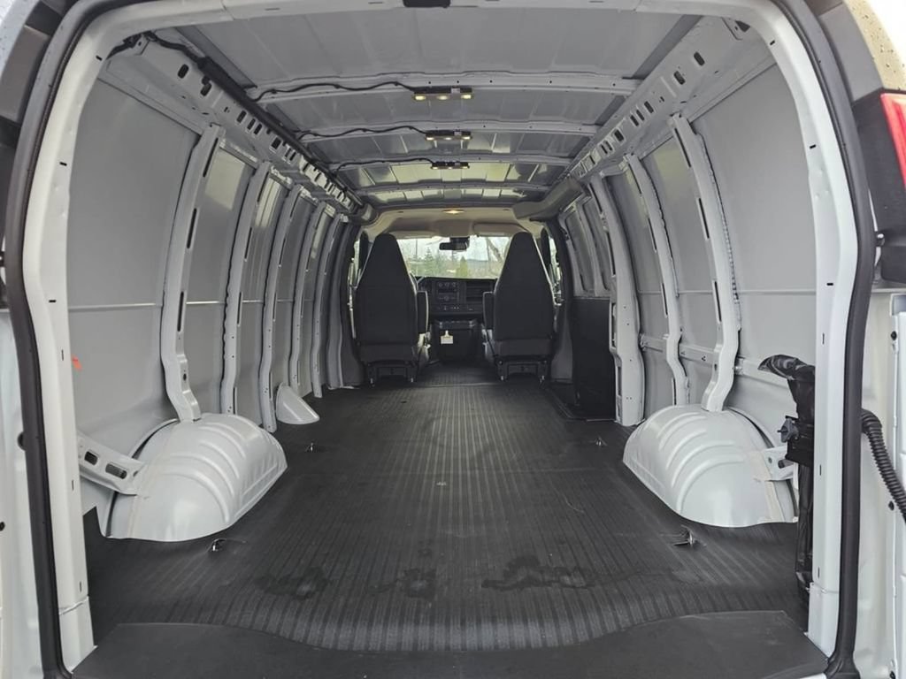 New 2025 Chevrolet Express 2500 Extended w/ Enhanced Convenience Package RWD image 32